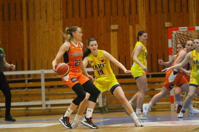 YOUNG ANGELS Košice vs. MBK Ružomberok, Katarína Šedivá (19) vs. Oľga Jackovec (23) (Foto: Jäzva)