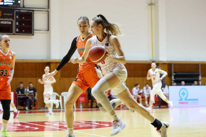 Slávia Banská Bystrica vs. MBK Ružomberok, Kristýna Brabencová (6) vs. Lucia Hadačová (8) (Foto: Samuel Pacala)