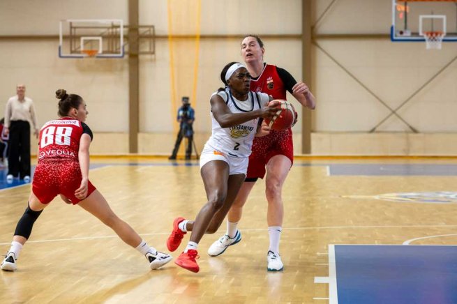 Piešťansk= Čajky vs. Slávia Banská Bystrica, Ke´Shunan James (2) (Foto: Laco Duračka)