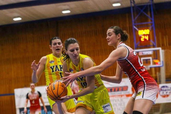 YOUNG ANGELS Košice vs. Slávia ŠKP Banská Bystrica, Katarína Šedivá (19ň vs. Tamara Podhradská (20) (Foto: Jäzva)