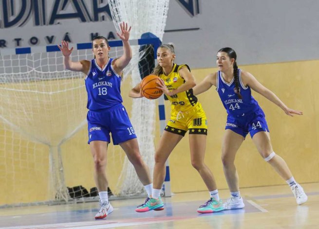 CBK Košice vs. BK Klokani Ivanka p/D, Lucia Kašperanová (10) vs. Bianka Laura Vaigl (18) a Nina Miková (44) (Foto: Jäzva)