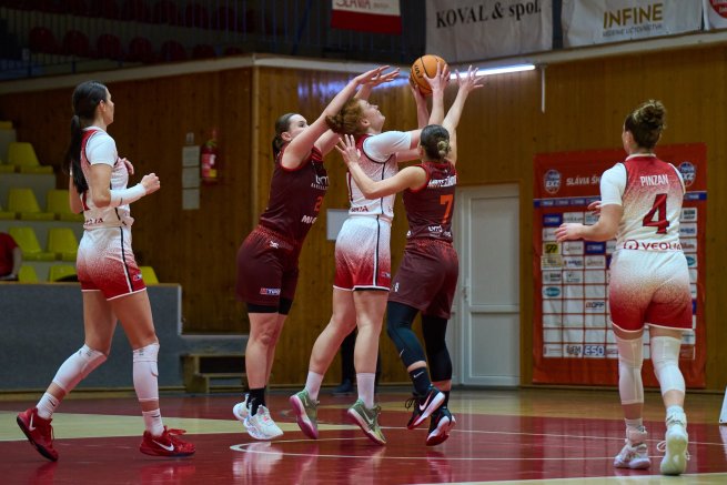 Slávia ŠKP Banská Bystrica vs. BK ŠK UMB Banská Bystrica, Lucia Žilinská (7) (Foto: Ivan Golembiovský)