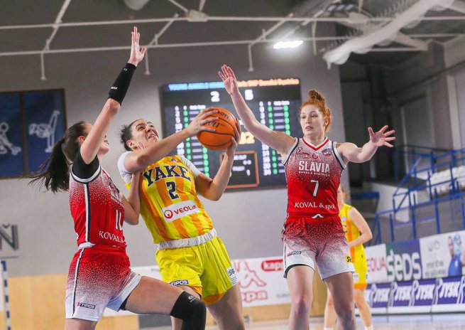 YOUNG ANGELS Košice vs. Slávia ŠKP Banská Bystrica, Amira Collins (2) vs. Luciua Striešová (11) a Luciua Žilinská (7) (Foto: Jäzva)