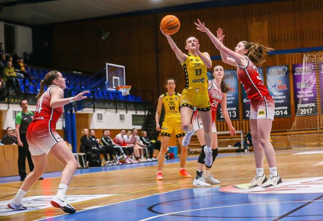 CBK Košice vs. Slávia ŠKP Banská Bystrica, Ema Rodáková (13) (Foto: Jäzva)