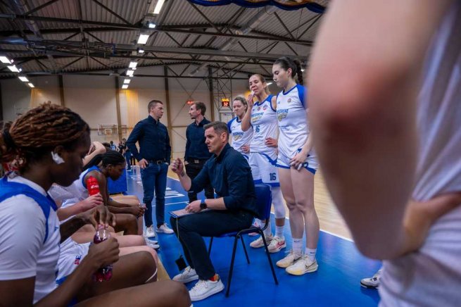Piešťansé Čajky vs. YOUNG ANGELS Košice, tréner Peter Jankovič a jeho družstvo (Foto: Laco Duračka)