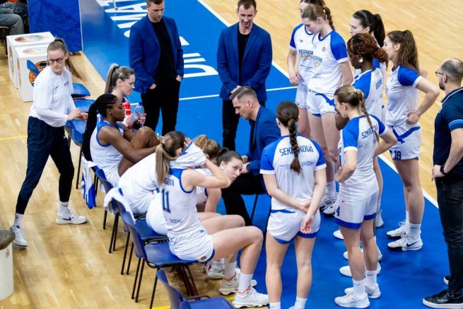Piešťanské Čajky vs. YOUNG ANGELS Košice, tréner Peter Jankovič a jeho tím (Foto: Laco Duračka)
