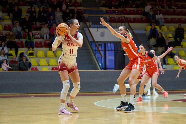 Slávia ŠKP Banská Bystrica vs. MBK Ružomberok, Lucia Striešová (11) vs. Oĺga Jackovec (23) (Foto: Ivan Golembiovský)