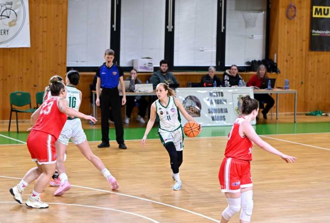 ŠBK Šamorín vs. BK AS Trenčín, hrajúca trénerka Timea Sujová (11) (Foto: Ladislav Dobsa)