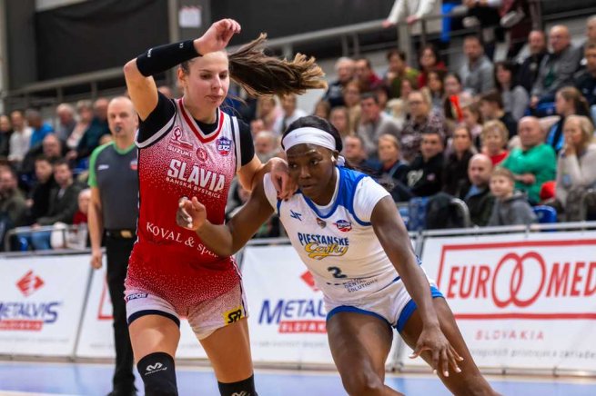 Piešťanské Čajky vs. Slávia ŠKP Banská Bystrica, Ke´Shunan james (2) vs. Luvia Striešová (11) (Foto: Laco Duračka)
