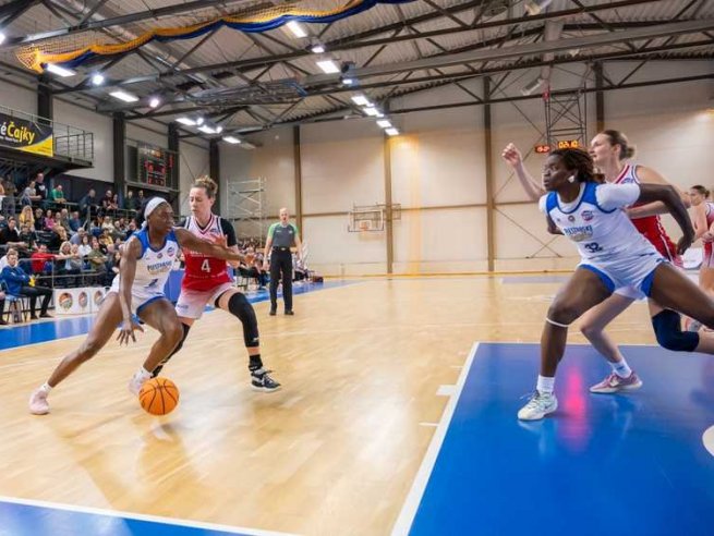 Piešťanské Čajky vs. Slávia ŠKP Banská Bystrica, Ke´Shunan James (2) (Foto: Laco Duračka)