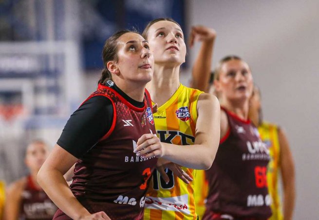 YOUNG ANGELS Košice vs. BK ŠK UMB Banská Bystrica, Alexandra Pelánová (18) vs. Terézia Húsková (3) (Foto: Jäzva)