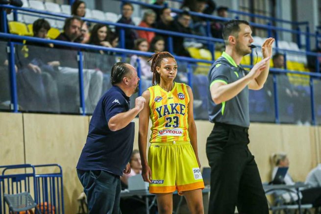 YOUNG ANGELS Košice vs. Slávia ŠKP Banská Bystrica, Sherese Pittman (23) dostáva pokyny (Foto: Jäzva)