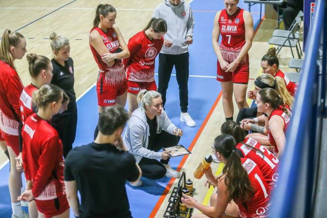 YOUNG ANGELS Košice vs. Slávia ŠKP Banská Bystrica, trénerka zuzana Žirková so svojim tímom (Foto: Jäzva)