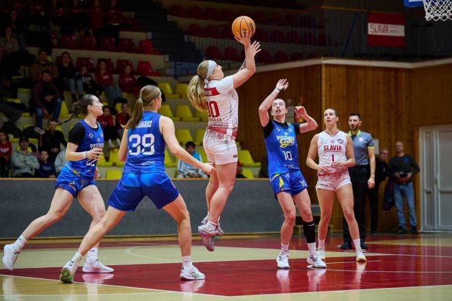 Slávia ŠKP Banská Bystrica vs. Piešťanské Čajky, Faith Simpson (30) (Foto: Ivan Golembiovský)