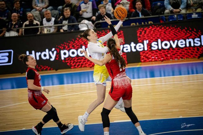 Piešťanské Čajky vs. Slávia ŠKP Banská Bystrica, Alexandra Buknová (10) (Foto: Lukáš Droppan)