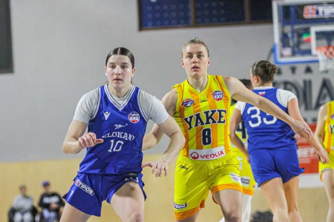 YOUNG ANGELS Košice vs. BK Klokani Ivanka pri Dunaji, Ľudmila Fleischerová (8) a Michaela Šafáriková (10) (Foto: Jäzva)