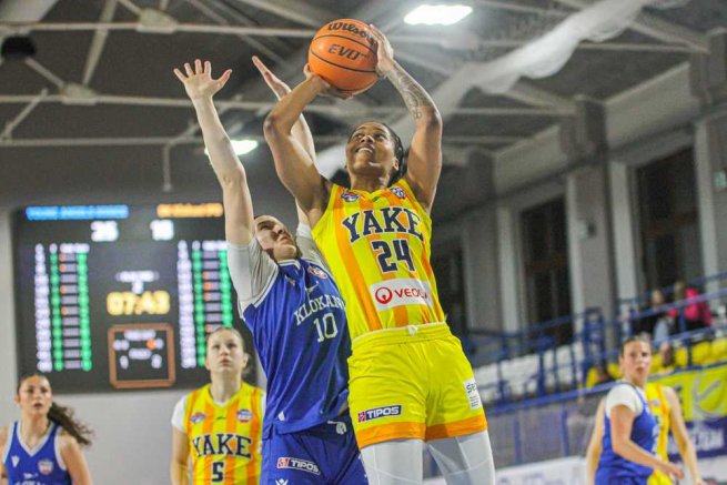 YOUNG ANGELS Košice vs. BK Klokani Ivanka pri Dunaji, Kenisha Bell (24) vs. Michaela Šafáriková (10) (Foto: Jäzva)
