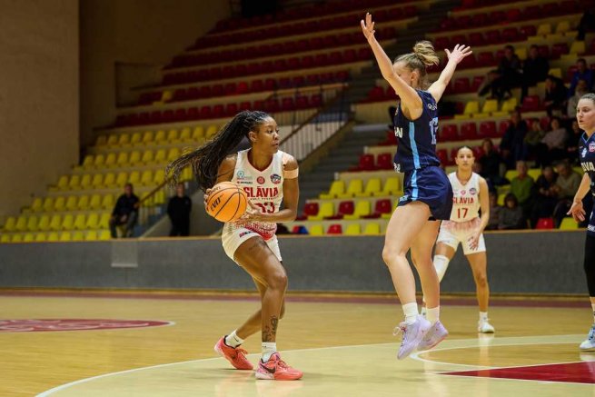 Slávia ŠKP Banská Bystrica vs. BC Slovan Bratislava, Shaiquel Mcgruder (33) (Foto: Ivan Golembiovský)