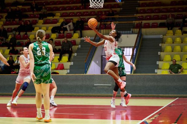 Slávia ŠKP Banská Bystrica vs. ŠBK Šamorín, Shaiquel McGruder (33) (Foto: Ivan Golembiovský)