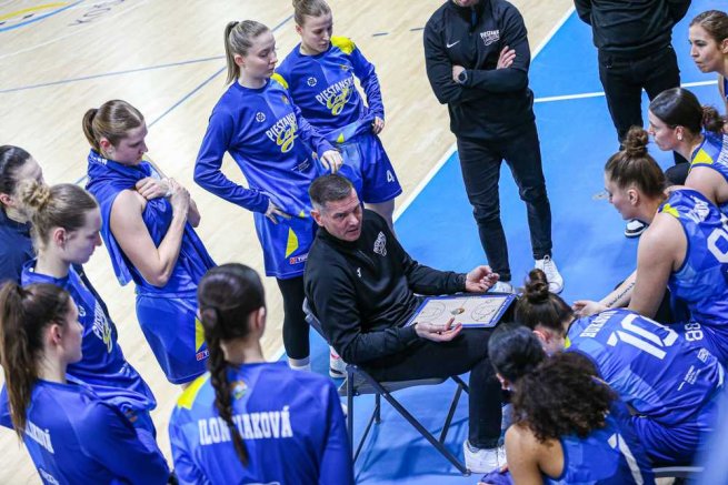 YOUNG ANGELS Košice vs. Piešťanské Čajky, tréner Jankovič a jeho tím (Foto: Jäzva)