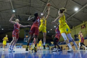 Young Angels skúšajú Američanky, Lawrence má na chrbte anjelské krídla